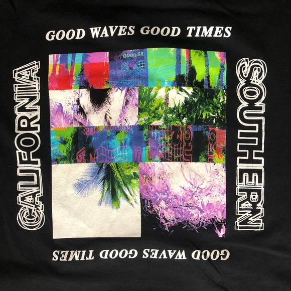 Hollister Graphic Tee size XL - Picture 3 of 5